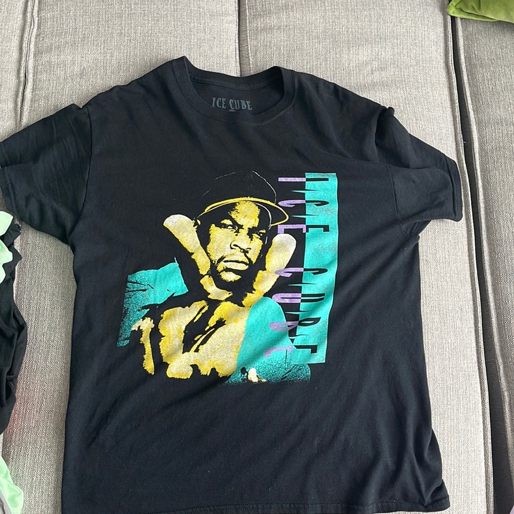 Black ice cube tee